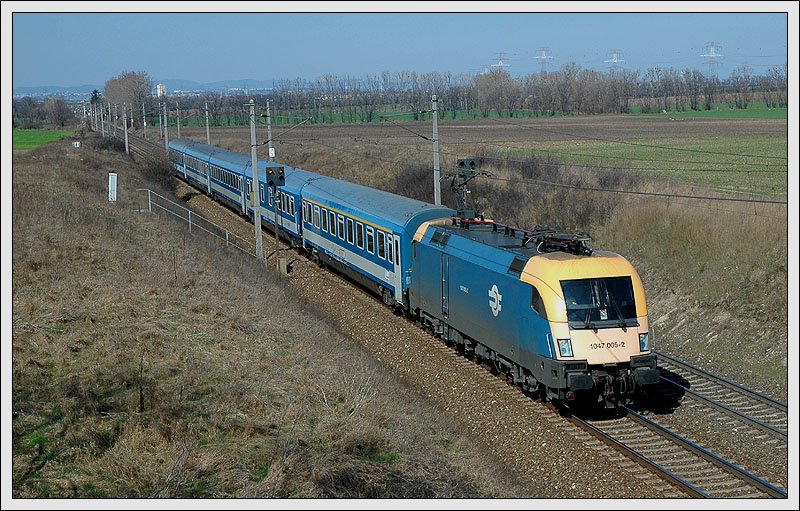 MAV 1047 005 mit dem IC 349 „Bartok Bela“ von Wien West nach Budapest-Keleti pu. am 11.3.2007 ca. 2 km vor Gramatneusiedl. 