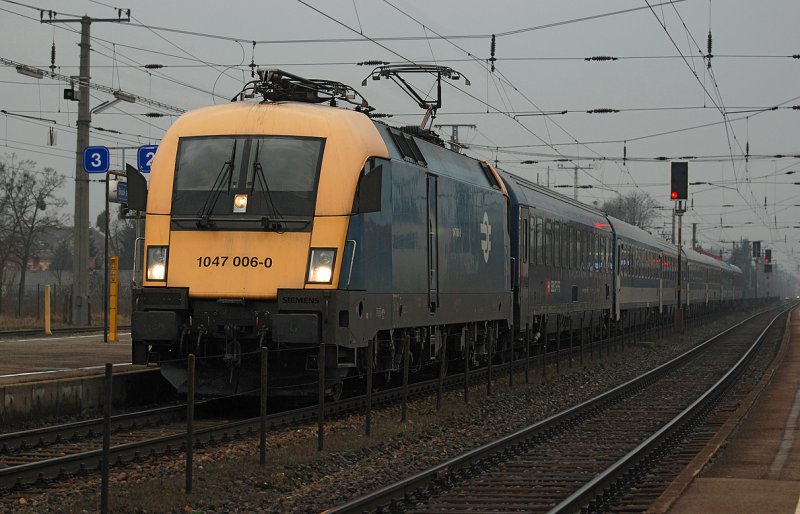 MAV 1047 006 mit Euronight 467  Wiener Walzer  am 14.03.2009 im Nieselregen in Bruck an der Leitha.