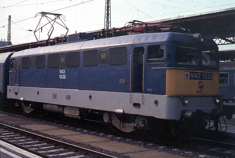 MAV V43 1038 im Bahnhof Budapest Keleti pu. Scan ab Dia, Aug. 1989