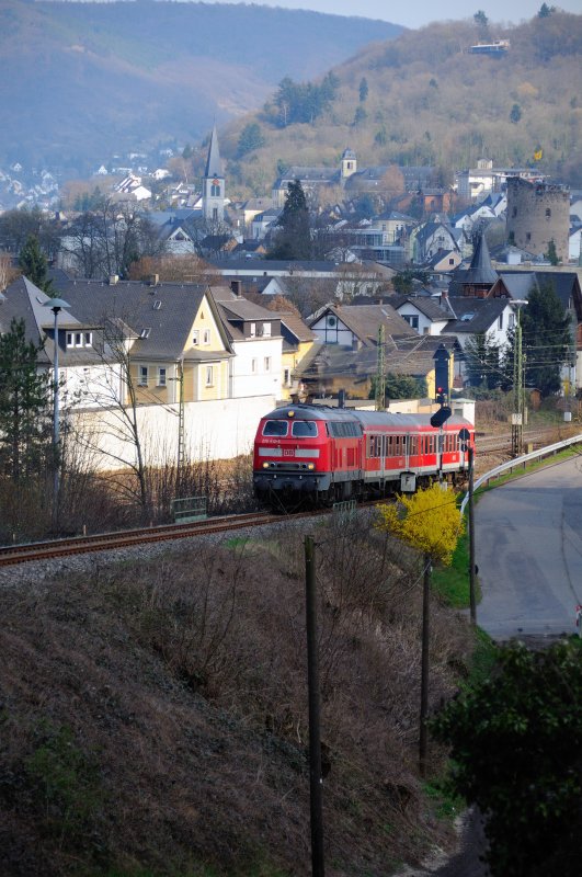 Mchtig ins Zeug legen mu sich der Diesel, um den Steilstreckenabschnitt gleich nach dem Bahnhof Boppard zu bezwingen. (April 2009).