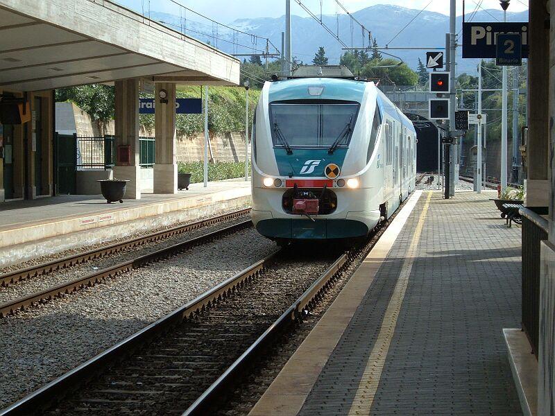 MD 38 Minuetto (Diesel-Ausf�hrung) Palermo C - Punta Raisi (Flughafen-Bahnhof) f�hrt am 07.02.2006 in die Station Piraineto ein, hier zweigt die Strecke nach Trapani ab. Die Flughafenz�ge fahren in der Regel st�ndlich, zu Hauptverkehrszeiten halbst�ndlich.