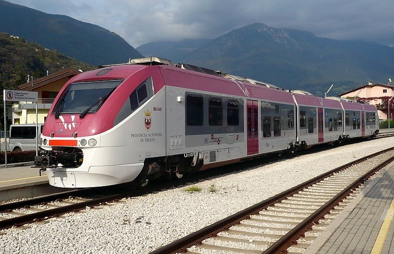 MD-Tn 05  Minuetto  am 10.10.2007 in Borgo Est, an einer eingleisigen Nebenstrecke von Trento nach Bassano del Grappa am s�dlichen Rand der Dolomiten. Die  Minuettos  der Provincia Trento geh�ren zwar auch zur FS Trenitalia, haben aber als einzige eine andere Lackierung.