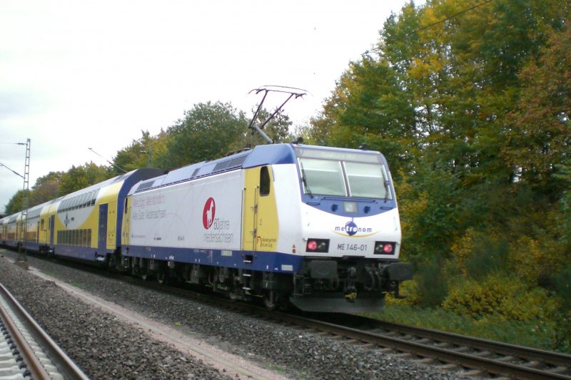 Me 146-01 schiebt am 29.10.2006 einen Metronom von Bremen Hbf nach Hamburg Altona. 