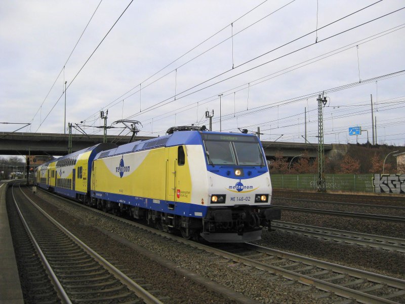 ME 146-02 bei der Ausfahrt mit MEr 36519 Hamburg-Harburg - L�neburg am 31.01.09 in HH-Harburg.