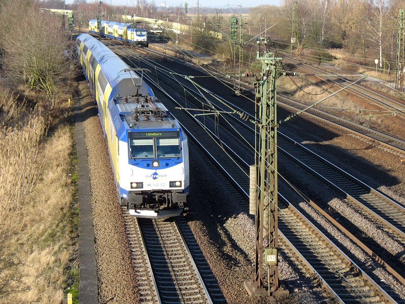 ME 146-02 mit dem metronom Mer 36515 nach Lneburg, im Hintergrund der Gegenzug Mer 36516 nach Hamburg-Harburg; 10.01.2009 
