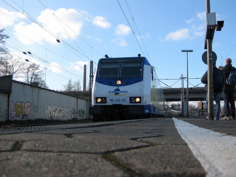 ME 146-03 aus der Froschperspektive bei der Ausfahrt mit ME 80953 Hamburg-Hbf - Uelzen in Hamburg-Harburg am 1.04.09.