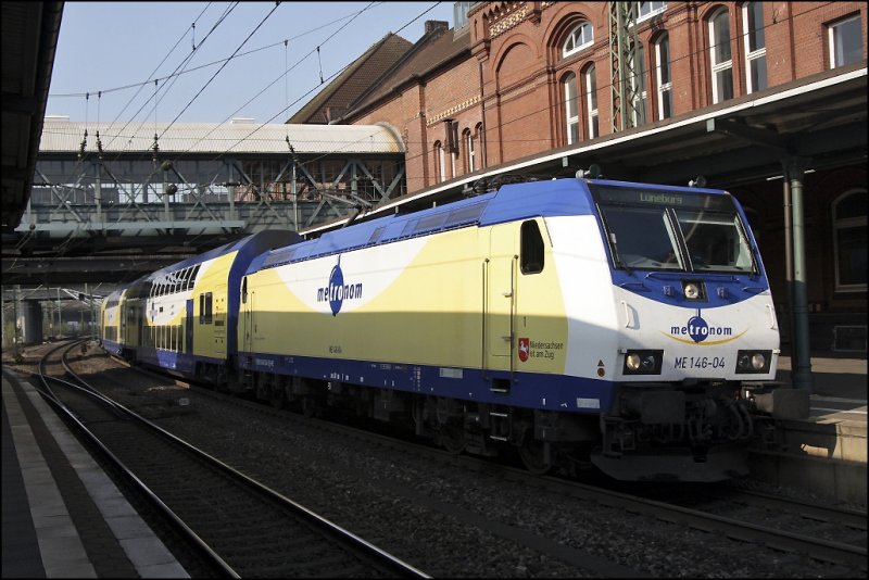 ME 146-04 (9180 6146 504-6 D-ME)  Buchholz in der Nordheide  wartet mit MEr36523 auf die Abfahrt nach Lneburg.  Die Regionalbahnen zwischen Hamburg-Harburg und Lneburg werden als MetronomRegional bezeichnet. (11.04.2009)
