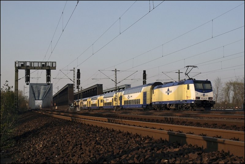 ME 146-05 (9180 6146 505-3 D-ME)  Rotenburg (W�mme  schiebt den ME80960, Uelzen - Hamburg Hbf, �ber die S�derelbbr�cken. (10.04.2009)
