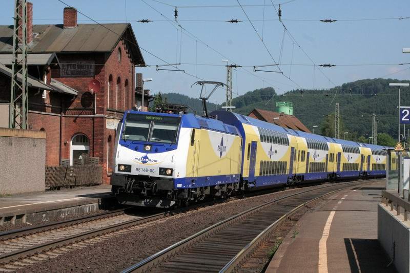 ME 146-06 am 1.7.06 mit Metronom im Bahnhof Freden