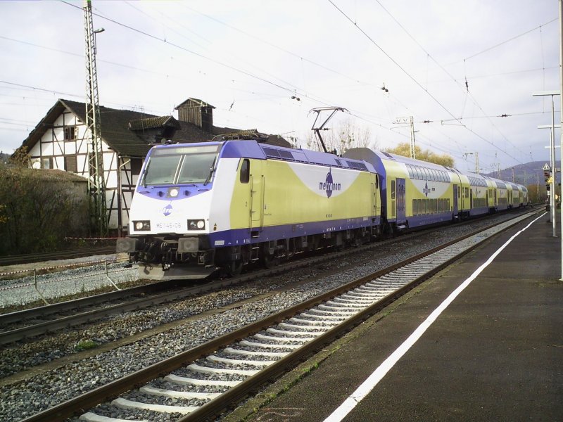 ME 146-06 im Oktober 2006 mit einem Metronom nach Gttingen kurz vor der Einfahrt in den Bahnhof Kreiensen.