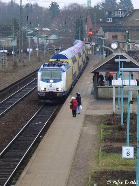 ME 146-08 fhrt in den Bahnhof Buchholz i.d.N. ein. Sie bringt einen 6 teiligen Metronom aus Hamburg.