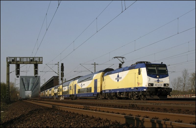 ME 146-09  (9180 6146 509-5 D-ME)  Tostedt  ist mit dem ME81170 in die Hansestadt Bremen unterwegs und passiert dabei die S�derelbbr�cken. (10.04.2009)