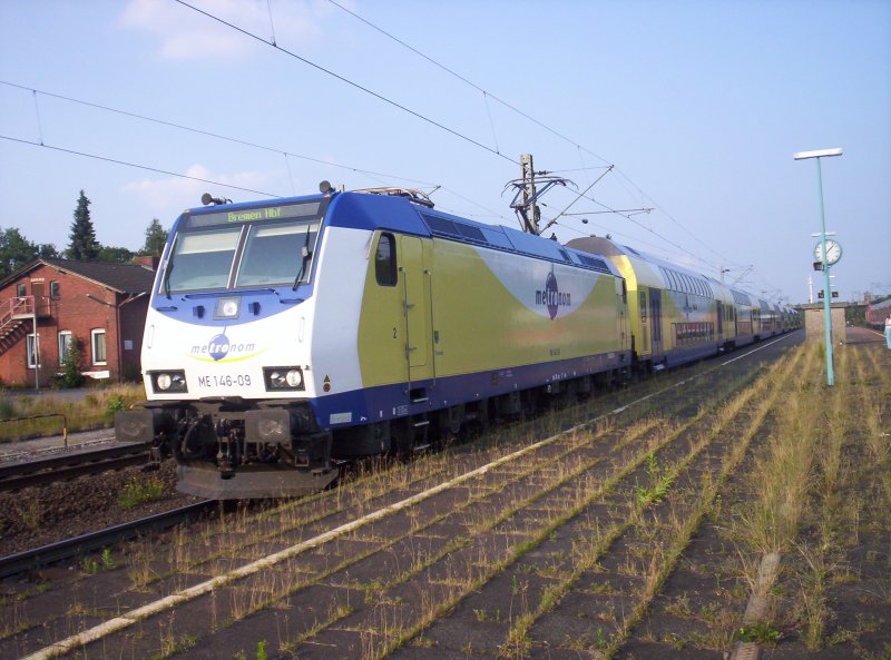 ME 146 09 als Metronomzug ME 81170 von Hamburg Hbf nach Bremen Hbf hier in Rotenburg(Wmme) am abend des 08.07.2006