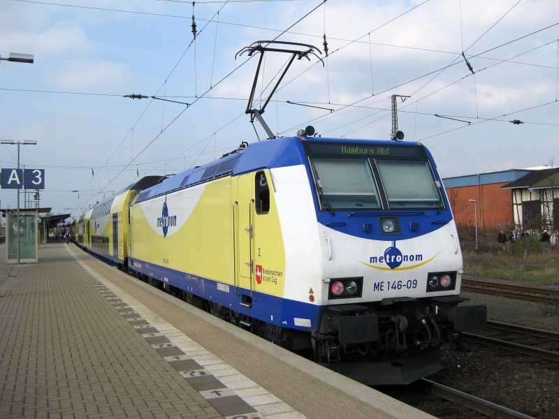 ME 146-09 steht am 31.03.09 mit ME 80956 nach Hamburg Hbf auf Gl.3 in L�neburg zur Weiterfahrt Richtung Winsen (Luhe) bereit.