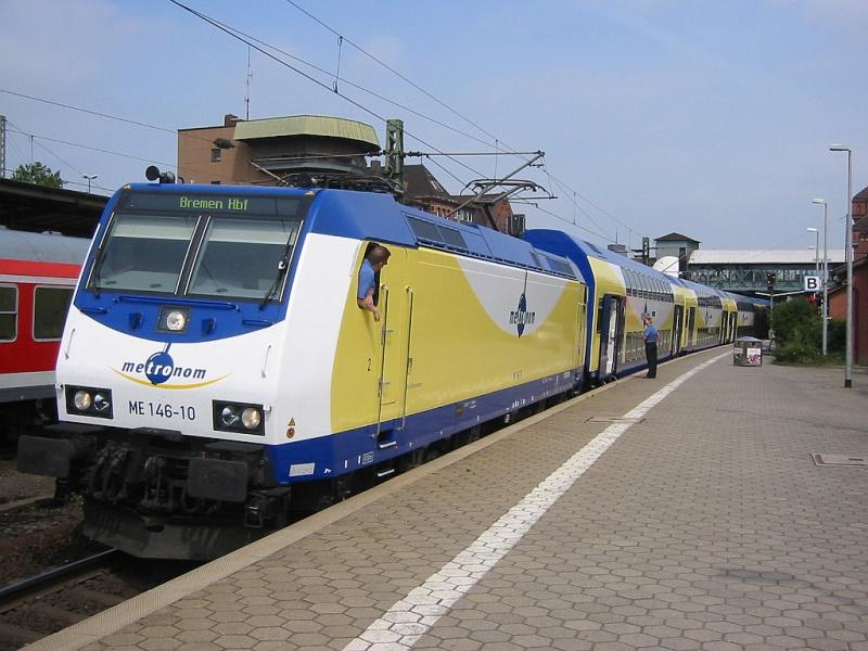 ME 146-10 der metronom h�lt mit einem Zug Richtung Bremen Hbf am 14.07. in Hamburg Harburg.