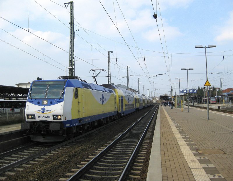 ME 146-10 steht am 31.03.09 mit ME 80951 nach Uelzen in Lneburg auf Gl.1 zur Weiterfahrt Richtung Bienenbttel bereit.