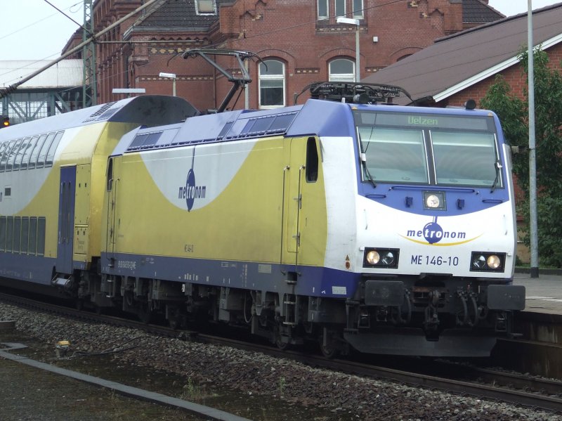 ME 146-10 zieht einen Metronom aus dem Bahnhof HH-Harburg nach Uelzen heraus. (06.08.2008)