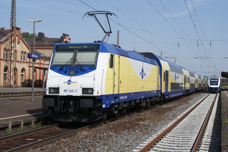 ME 146-11(alias146 511-1)der metronom Eisenbahngeseelschaft hattee am 15.08.2009 um 11.58Uhr ein kurzen Halt im Bahnhof Elze.Rechts im Hintergrund steht VT 4.09 der Eurobahn.