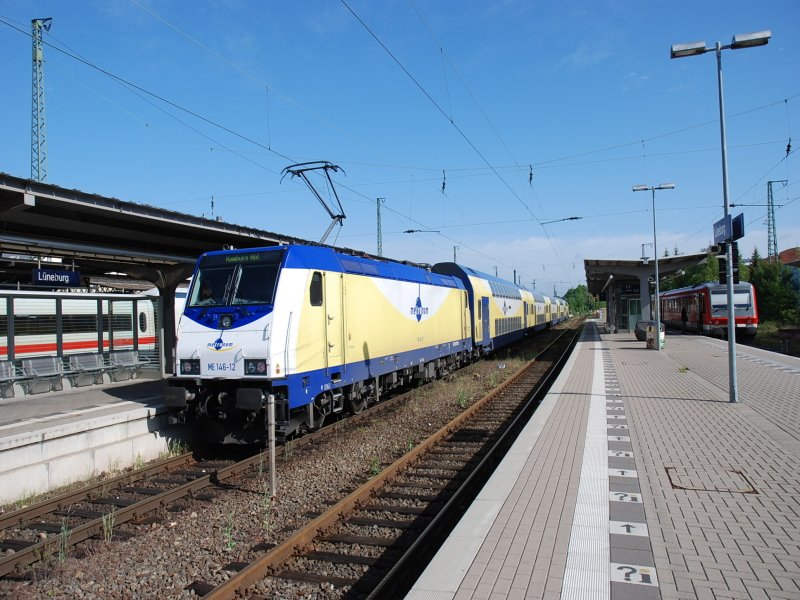 ME 146-12 steht Zur Abfahrt im Bahnhof Lneburg nach Hamburg Hbf bereit.Rechts im Bild steht ein Triebwagen nach Lbeck Hbf 13.05.07