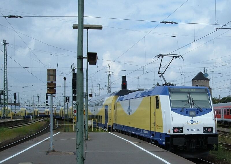 ME 146-14 mit Doppelstockzug verlt am 23.06.2006 Bremen Hbf. nach Hamburg, gleichzeitig fhrt links ein Metronom-Doppelstockzug aus Hamburg in den Bahnhof ein.