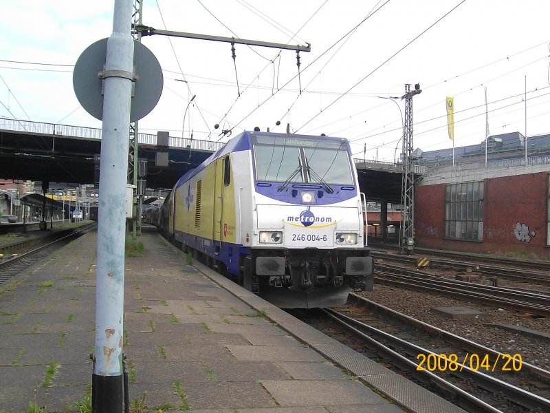 ME 246 004-6 fhrt am 20.04.08 mit einem ME nach Cuxhaven aus dem Hamburger Hbf.