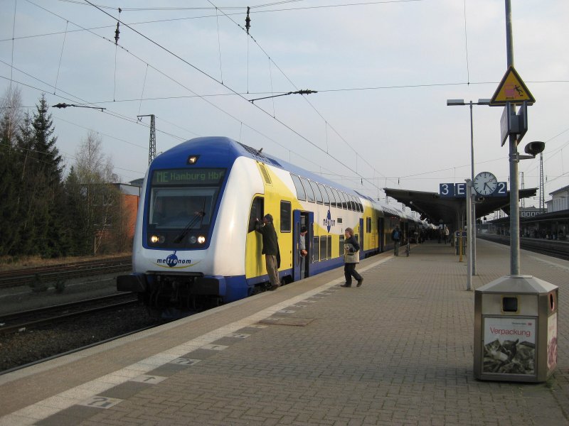 ME 80960 nach Hamburg Hbf steht am 31.03.09 in Lneburg auf Gl. 3 zur Weiterfahrt nach Winsen (Luhe) bereit.