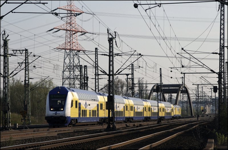 ME39426 (R50), Cuxhaven - Hamburg Hbf, ist bei den S�derelbbr�cken unterwegs....
