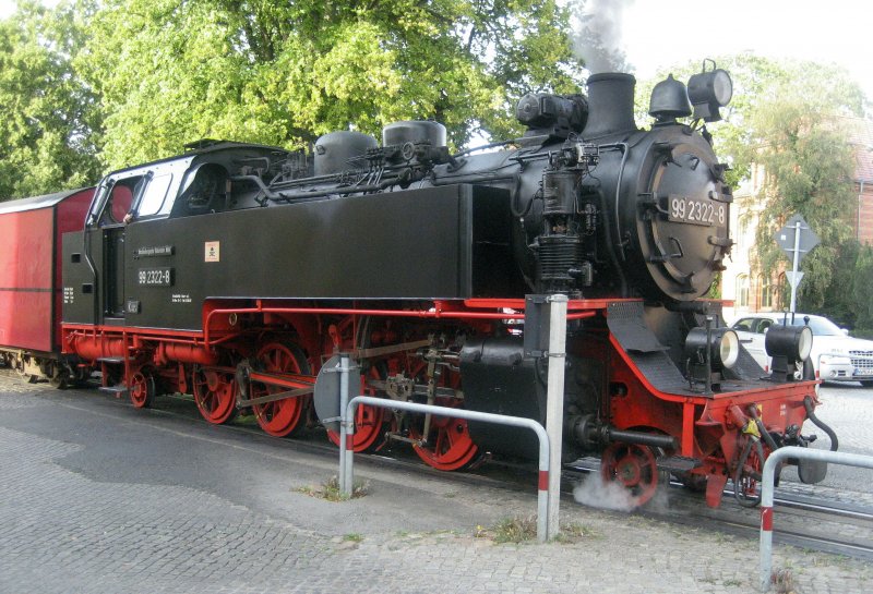 Mecklenburgische Bderbahn   Molli  .
Lok 99 2322-8 am Haltepunkt
Stadtmitte in Bad Doberan.
16.08.09