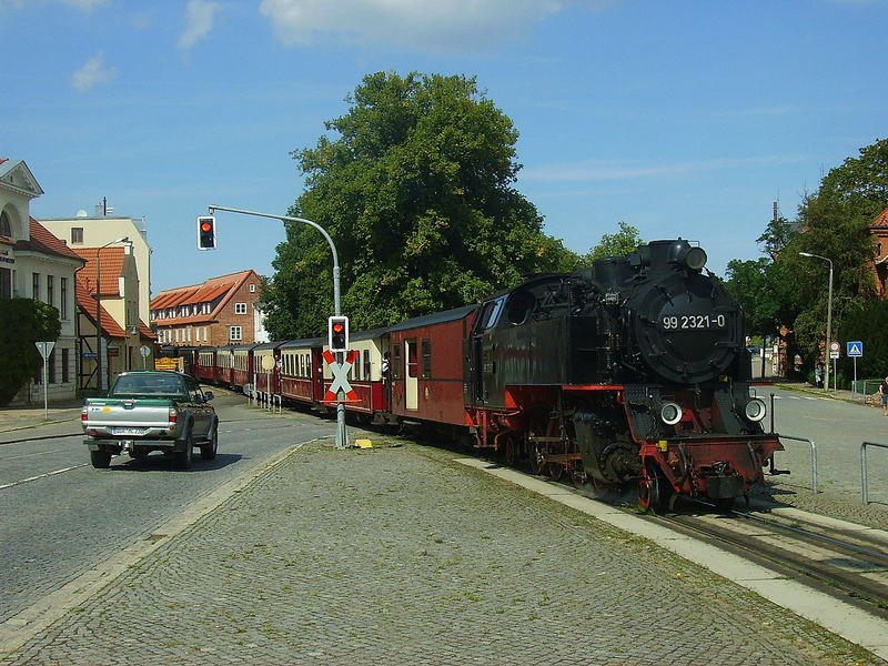 Mecklenburgische Bderbahn  Molli  beim berqueren einer Strasse in Bad Doberan