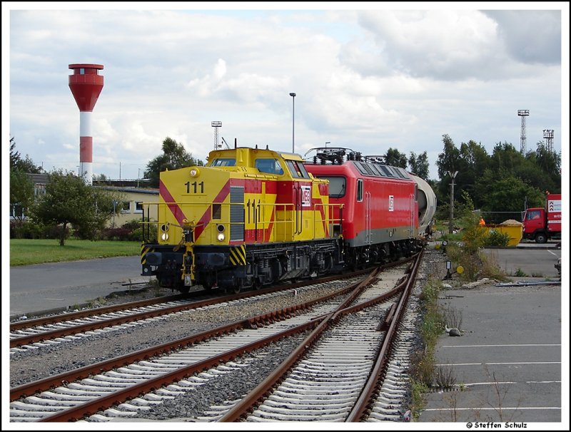 MEG 111 zieht den Zementzug mit der MEG 801 aus Rdersdorf in den Seehafen Rostock. Aufgenommen am 29.08.07 