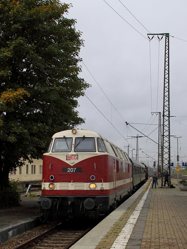 MEG 207 und 52 8154-8 kommen vom Berkaer Bahnhof in Weimar und fahren nach kurzem Aufenthalt weiter zum Bw. (10.10.2009)