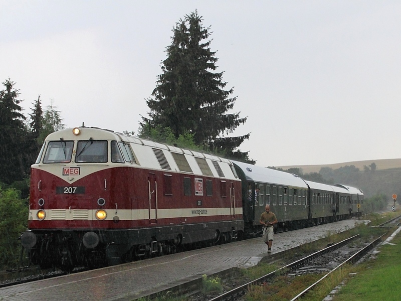 MEG 207 hlt mit einem Sonderzug in Wasserthaleben am 8.8.2009. 