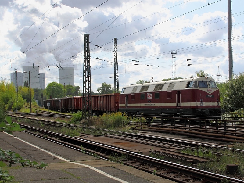 MEG 207 holt am 11.9.2009 ein paar Wagen vom Kraftwerk Bhlen.