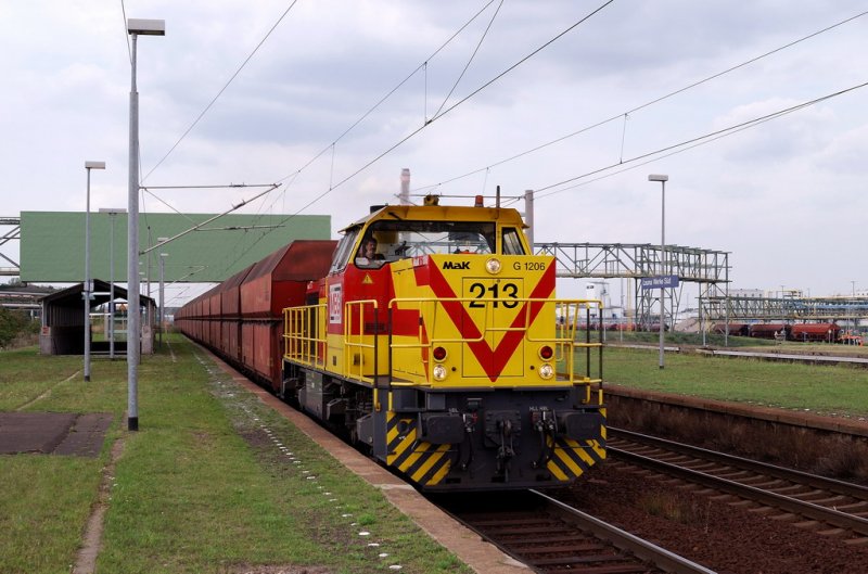 MEG 213 mit einem Leer-Kohlezug in Leuna Werke Sd (04.08.2007)