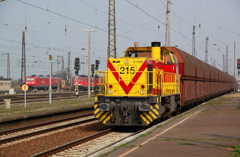 MEG-215 bespannt am 04.04.09 ein Kohlependel, fotografiert bei der Durchfahrt durch den Bahnhof Grokorbetha.