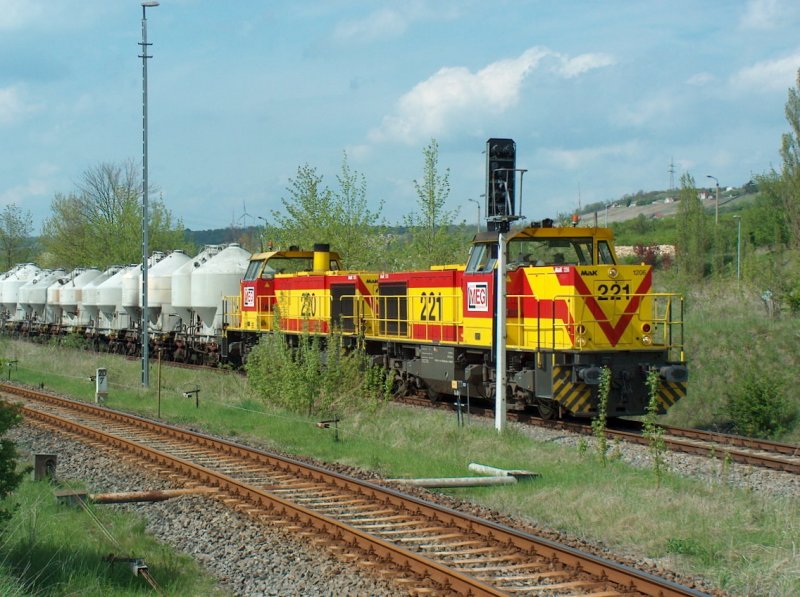 MEG 221 + 220 mit einem Zementkesselwagenzug im Bahnhof Karsdorf; 30.04.2008