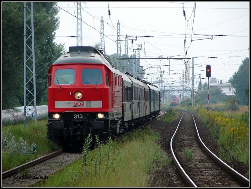 MEG 313 mit dem Sonderzug zur Hanse-Sail 2007. Hier kommt der Zug gerade aus Warnemnde und ist auf dem Weg nach Berlin.11.08.07