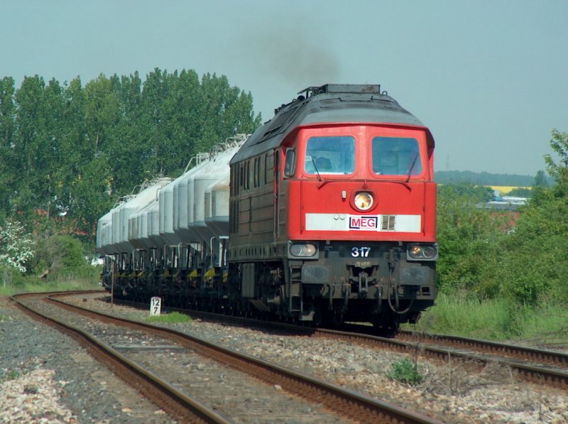 MEG 317 mit dem DGS 94624 von Karsdorf (Zementwerk) nach Rostock (Seehafen)im Bahnhof Laucha (Unstrut); 13.05.2008 
  
