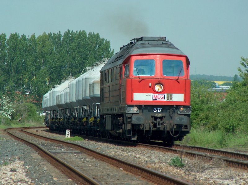 MEG 317 mit dem DGS 94624 von Karsdorf (Zementwerk) nach Rostock (Seehafen)im Bahnhof Laucha (Unstrut); 13.05.2008 
  
