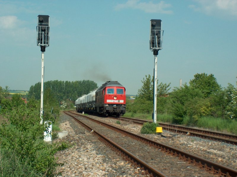 MEG 317 mit dem DGS 94624 von Karsdorf (Zementwerk) nach Rostock (Seehafen) im Bahnhof Laucha (Unstrut); 13.05.2008 
