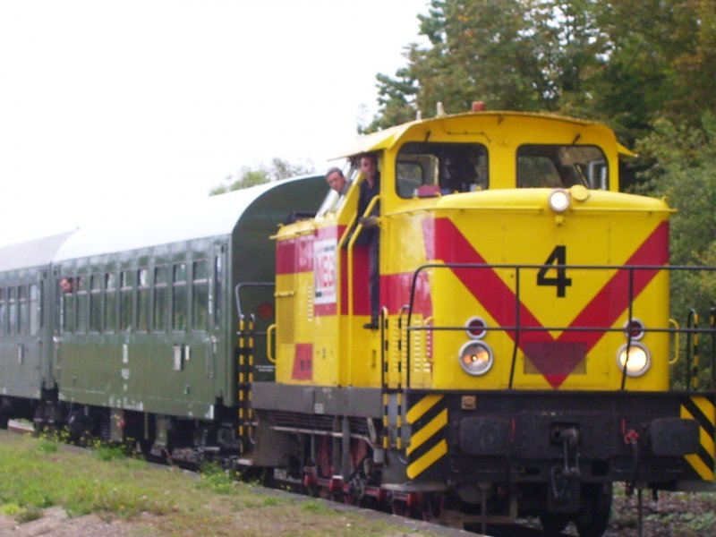 MEG 4 brachte als Ersatzlok den Sonderzug des Eisenbahnmuseum Bayerischer Bahnhof zu Leipzig e.V., von Leipzig-Plagwitz nach Freyburg (Unstrut) zum Winzerfest. Eigentlich sollte eine Dampflok die restaurierten ehemaligen DR-Wagen bespannen; 08.09.2007 