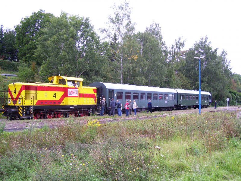 MEG 4 mit einem Sonderzug von Leipzig-Plagwitz zum Winzerfest nach Freyburg. Die Lok hat gerade umgesetzt und fhrt als Leerzug nach Naumburg (Saale) Hbf um dort auf die abendliche Rckfahrt zu warten; 08.09.2007