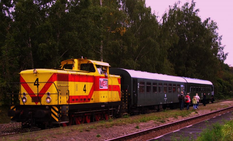 MEG 4 mit einem Winzerfestsonderzug aus Leipzig im Bf Freyburg (Unstrut); 08.09.2007