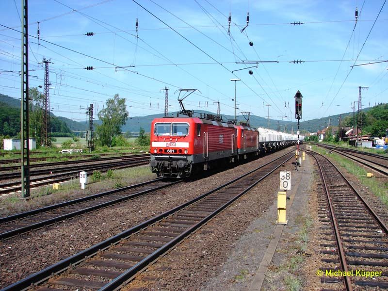 MEG 601 und 603 fuhren im Sommer 2007 mit einem Staubwagenganzzug (Ucs) durch Gemnden am Main KBS 800. Der Zug verkehrt 2 - 3 Mal in der Woche.