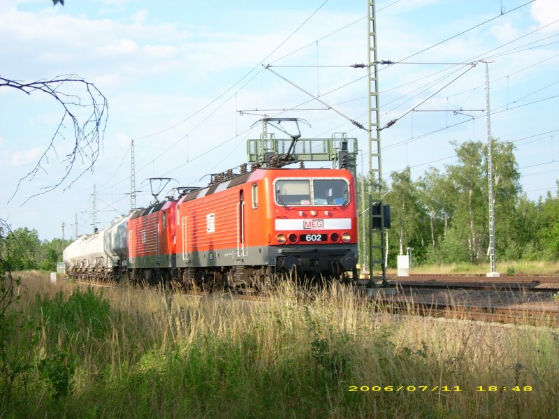 MEG 602 und eine Schwestermaschine bespannen am 11.07.06 den Zementsilowagen-Zug der MEG. Sie kamen aus Richtung Berlin und wurden im Bahnhof Muldenstein auf das Bahnhofsgleis genommen, um einen ICE durchzulassen.