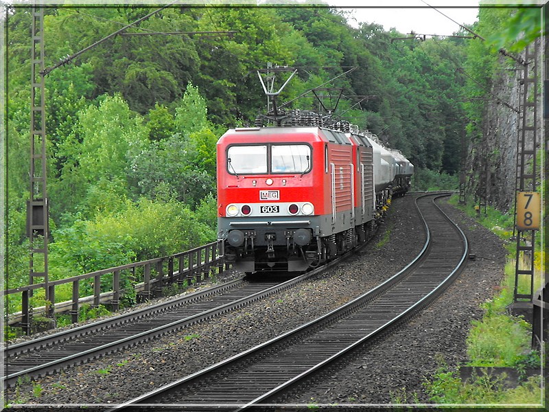 MEG 603 und MEG 601 mit dem Zementzug aus Regensburg kurz vor dem Felstortunnel.(KBS 880,20.06.2009)