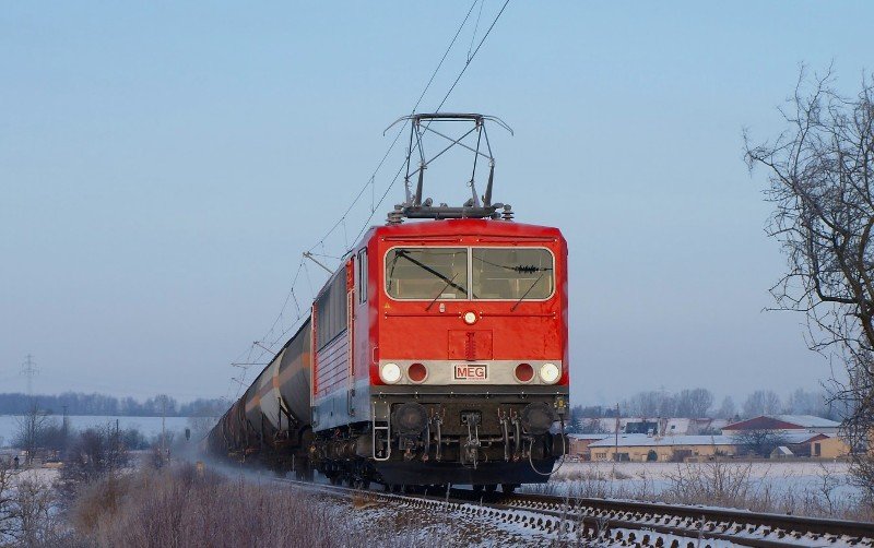 MEG 701 hat am 6.1.09 in Holleben mit dem von ihr ab Osnabrck gezogenen Pendelzug Slusikil-Buna den Werkbahnhof Buna fast erreicht.  