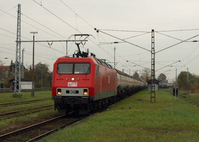 MEG 801 fhrt am 14.10.08 durch den Bhf. Angersdorf richtung Buna- Werkbahnhof.  