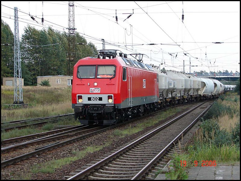MEG 802 im neuen altem Lack :-). Die MEG-loks wurden vor kurzem in ihre alte DR-Farbgebung umlackiert. Das Bild entstand am 19.9.06 bei der Einfahrt zum Seehafen Rostock

