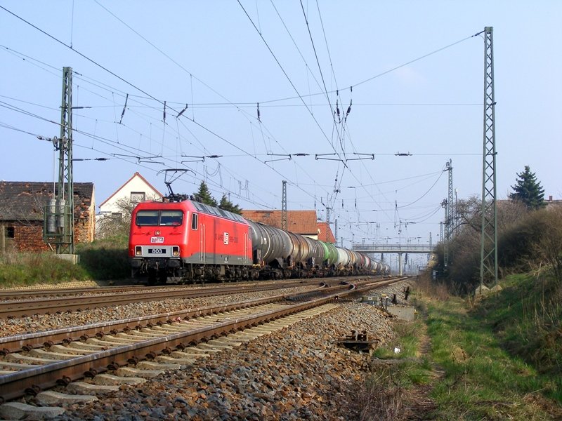 MEG 803, die ehemalige 156 003, durchfhrt Priestewitz am 4.4.2009 mit ber einstndiger Versptung um 16:08. 